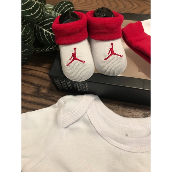 ❌SOLD❌JORDAN BABY 3 PIECE SET SIZE 6-12 MONTHS - Picture 2 of 3
